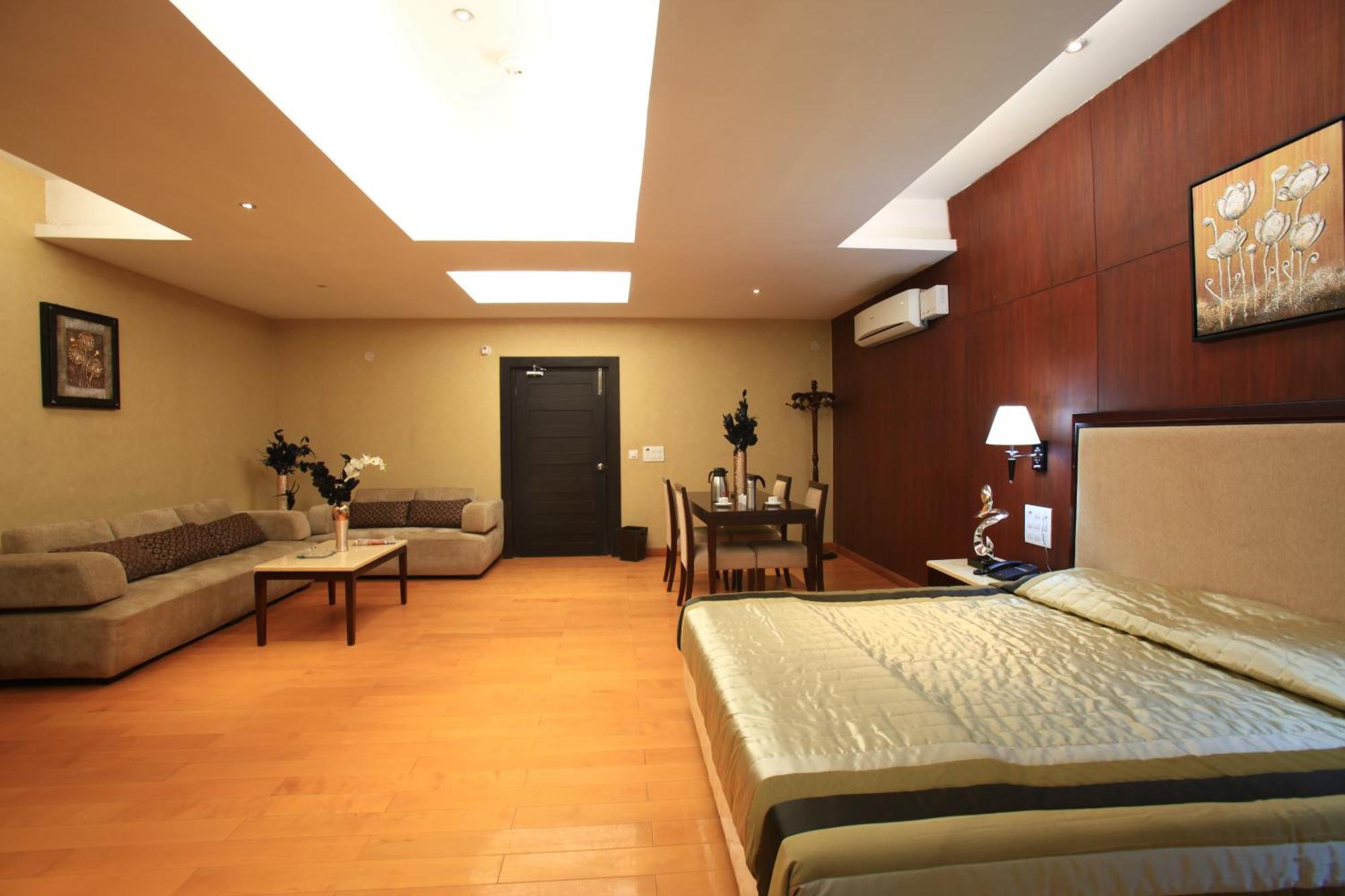 Hotel The Patricians Bilāspur 外观 照片
