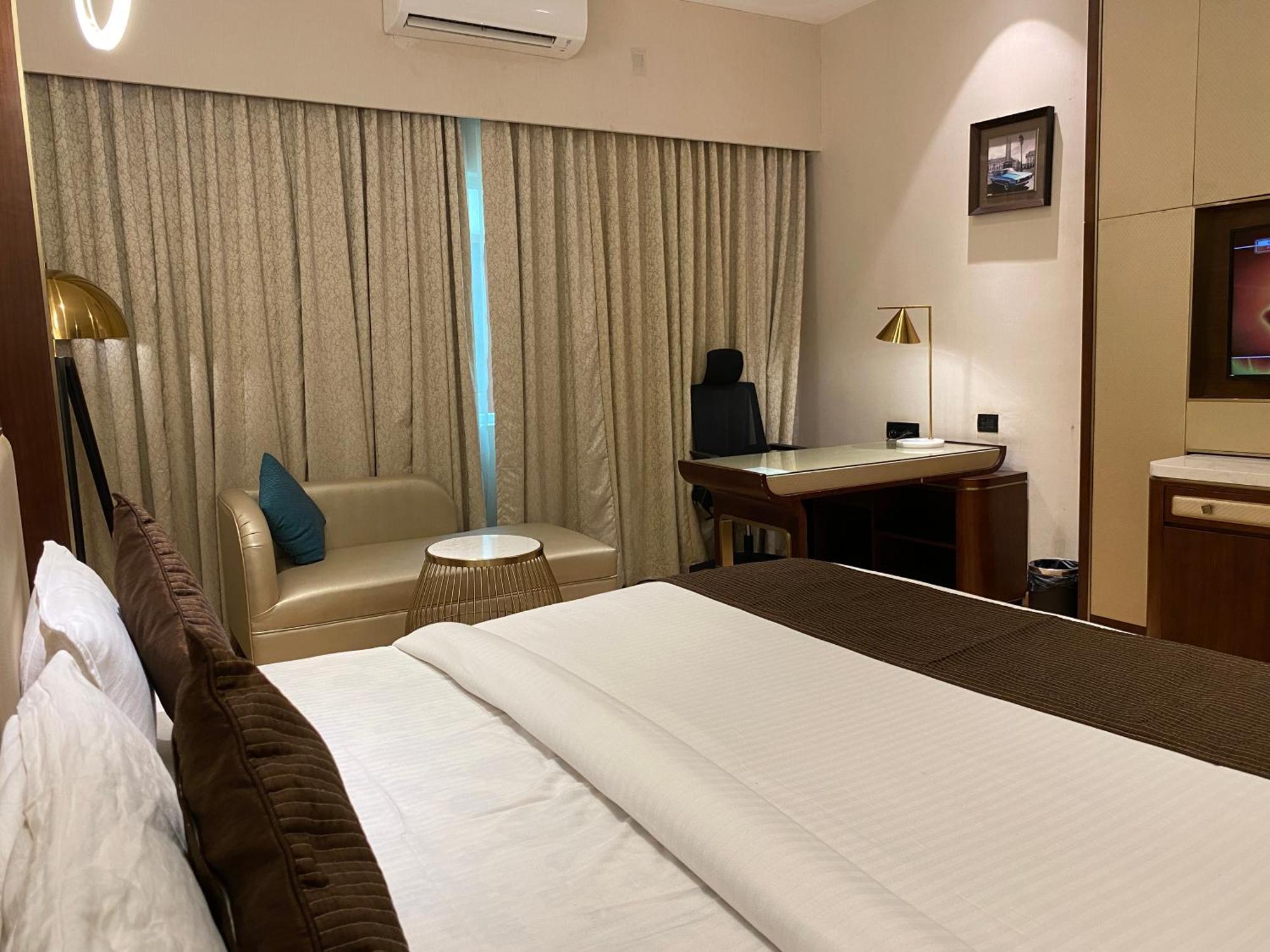 Hotel The Patricians Bilāspur 外观 照片